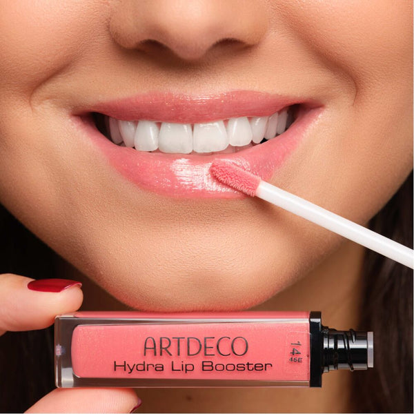 Lippen Close-up auf welche mit ein pfirsichfarber Lipgloss appliziert wird