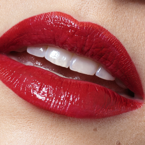 Close-up auf elegante rote Lippen