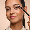 Model wird mit einem Pinsel Highlighter aufgetragen