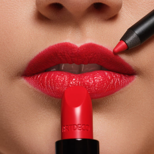 Geschminkte rote Lippen, vor denen der verwendete Lippenstift und Lip Liner gezeigt werden (Perfect Color Lipstick Nr. 803 und Soft Lipliner Waterproof Nr. 108)