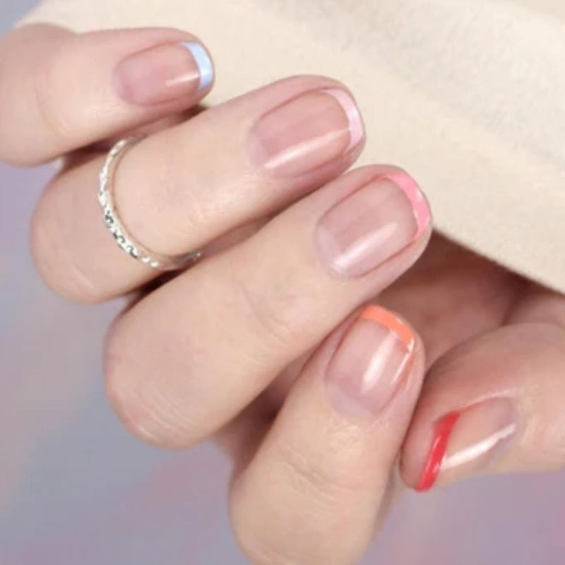 Bunte Micro French Nails auf kurzen Nägeln