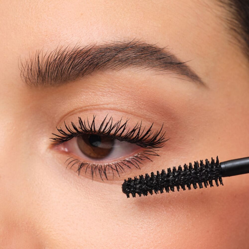 Close Up Bild eines geschminkten Auges mit lang getuschten Wimpern 