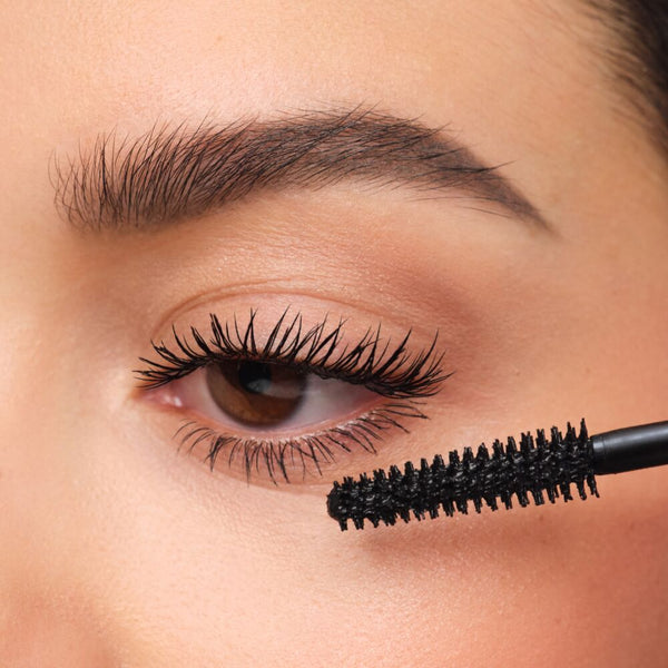Close Up Bild eines geschminkten Auges mit lang getuschten Wimpern 