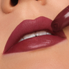 Lippen mit aufgetragenem Couture Lipstick Refill in Nummer 294 - date night.