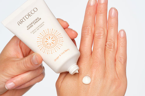 Handcreme wird auf die Hand aufgetragen
