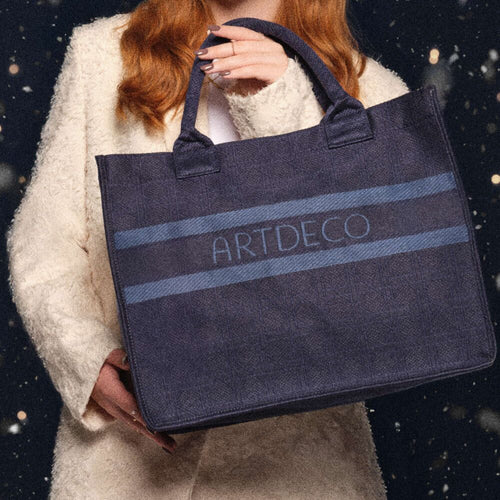 Model hält große blaue Tote Bag