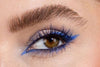 Geschminktes Auge mit blauem Eyeliner.