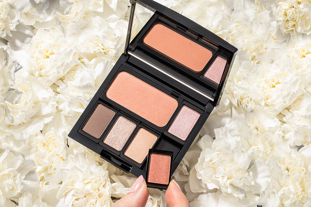 Eine Make-up Palette wird um einen Eyeshadow ergänzt