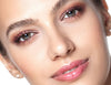 Frau mit fertig geschminkten Look zum Schminktipp Grüne Augen schminken
