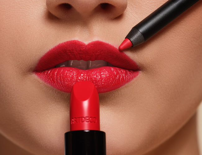Auftrag eines Lippenstiftes für schöne, elegante Lippen