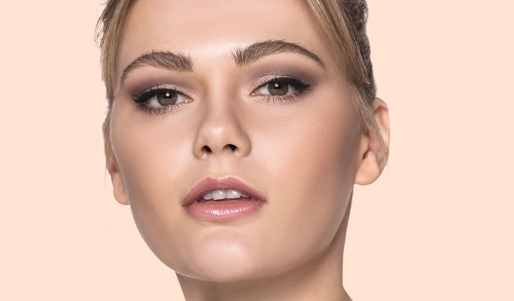 Frau mit einem Augen Make-up das ideal für Schlupflider geeignet ist