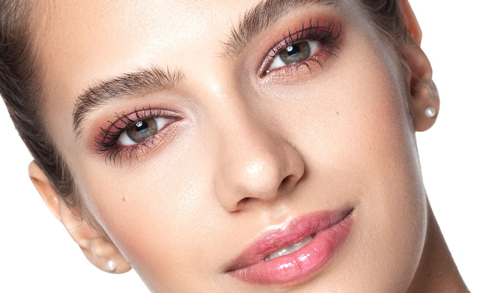 Frau mit fertig geschminkten Look zum Schminktipp Grüne Augen schminken