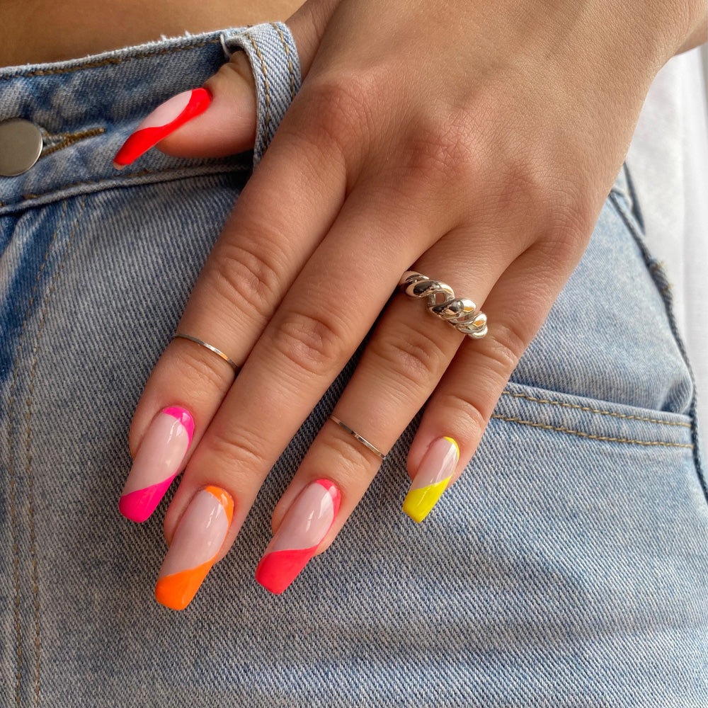 Sommerliches Nagel Design in bunten Farben