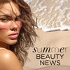 Model mit geröteten Wangen mit Strand und Wellen im Hintergrund. Im Vordergrund steht ein Schriftzug "Summer Beauty News".