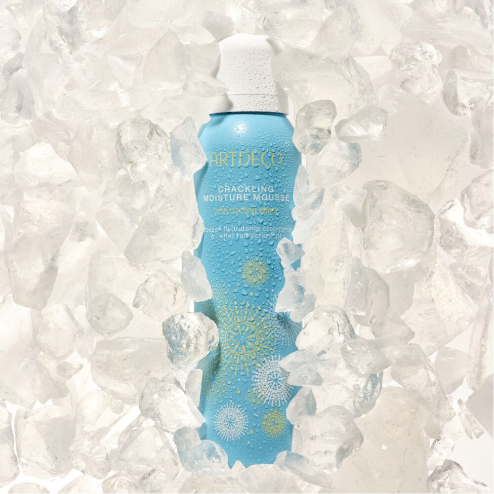 Das Crackling Moisture Mousse ist umgeben von unzähligen Eiswürfeln um den kühlenden Effekt des Produkte zu visualisieren