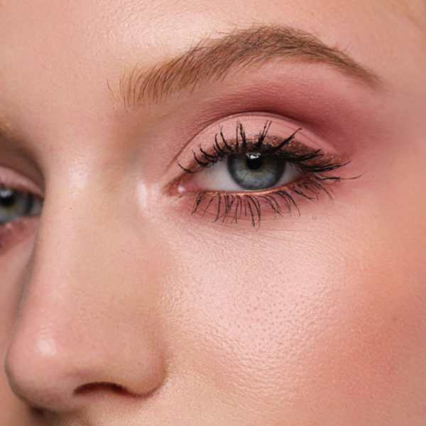 Ein harmonisches Augen-Make-up ohne Aufwand, welches perfekt zusammen passt dank des High Performance Eyeshadow Stylo N°21 und dem Eyeshadoe Matt N°567