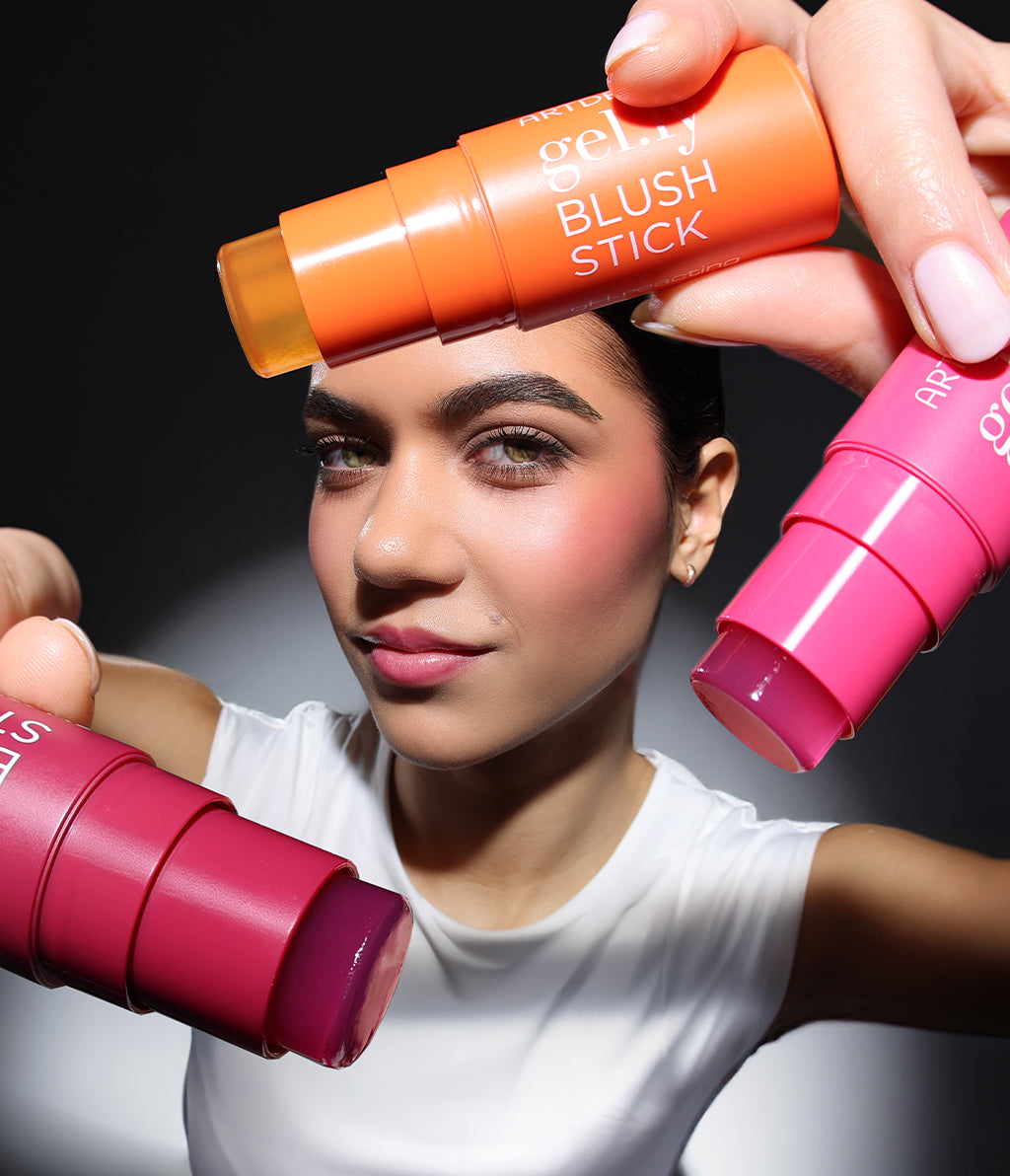 Anwendungsbild im Fischaugen-Style, in welchem das Model alle drei farben des limitierten Gel.ly Blush in den Händen hält
