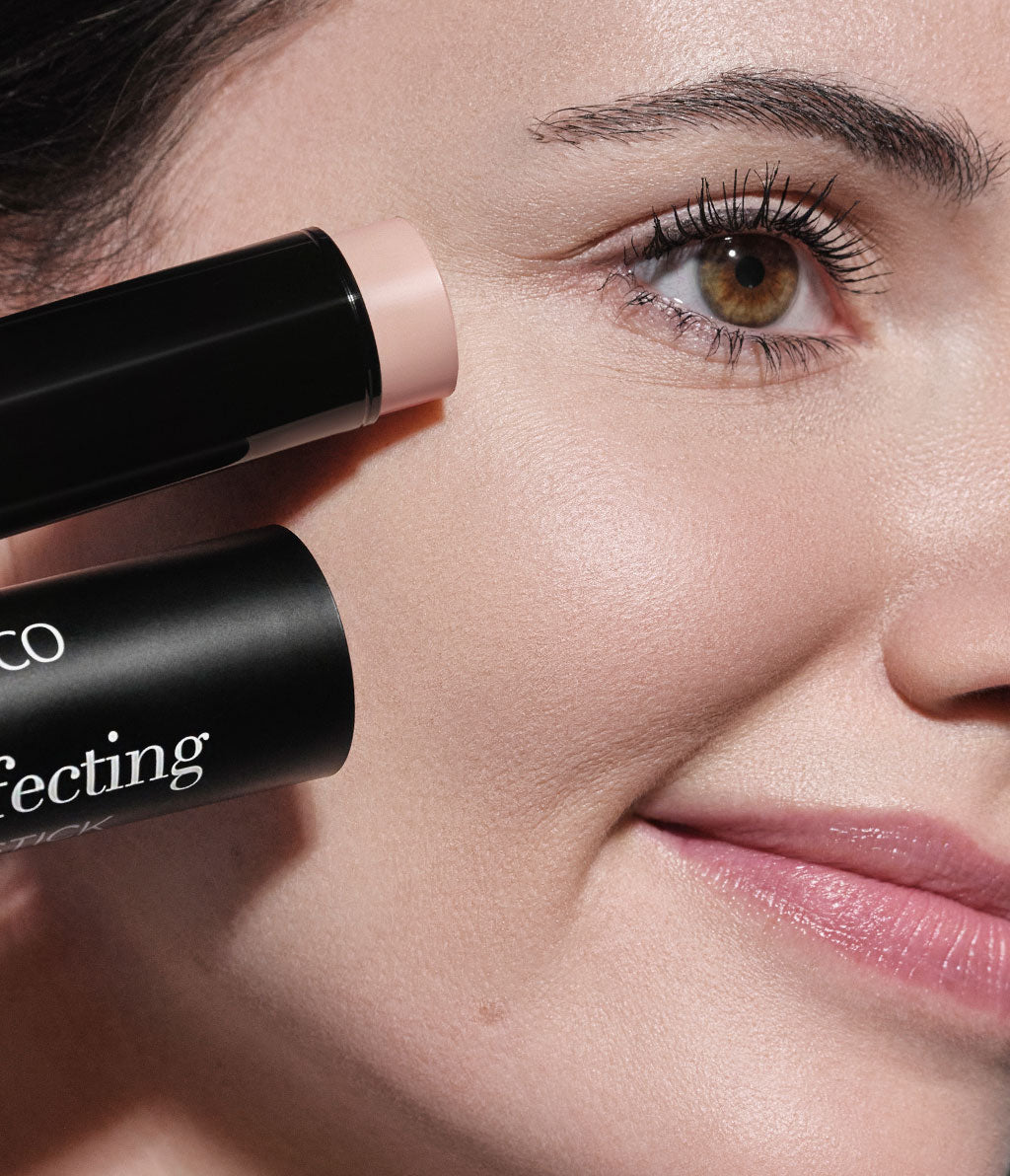 Anwendungsbild des Skin Perfecting Face Stick N°20 porcelain von ARTDECO mit dem Vorteil des Sticks, dass er Feuchtigkeitsspendend ist