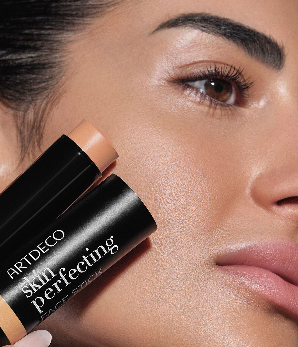Anwendungsbild des Skin Perfecting Face Stick N°65 maple von ARTDECO mit dem Vorteil, dass er ein strahlend-mattes Finish zaubert