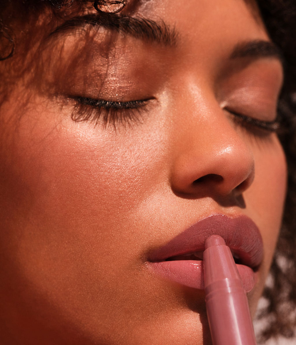 Close-up auf die Lippen des Models, auf welchen sie einen der Glossy Lip Chubbies aufträgt.