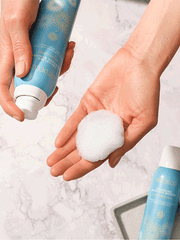 Die Schaumähnliche Textur des Crackling Moisture Mousse wird auf die Hand aufgetragen