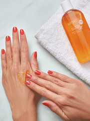 Finger massieren die All in One Manicure in einen Handrücken ein