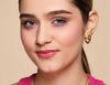 Weiblich Person mit frühlingshaftem Make Up Look