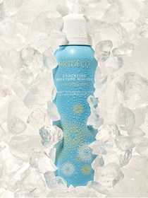 Das Crackling Moisture Mousse ist umgeben von unzähligen Eiswürfeln um den kühlenden Effekt des Produkte zu visualisieren
