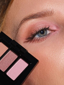 Close-up auf Lidschatten-Look mit blauen Augen