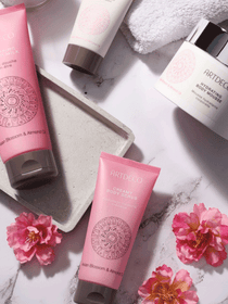 Übersicht verschiedener Produkte der Pflegelinie Spirit of Sakura