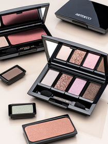 Verschiedene Beauty Boxen mit Lidschatten und Blusher befüllt