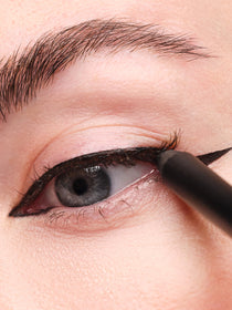 Finalisieren des Cat Eyeliner Looks durch eine Wimpernkranzverdichtung.
