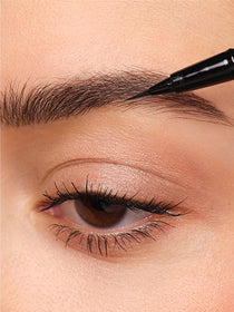 Augenbrauenlücken werden mit dem 24h Micro Brow Liquid Liner aufgefüllt.  