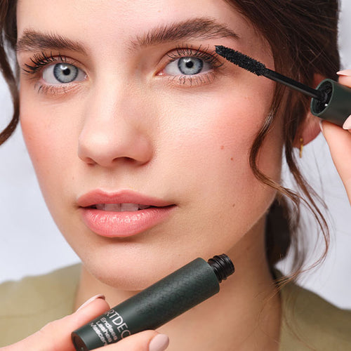Model trägt die Endless Lashes Mascara auf