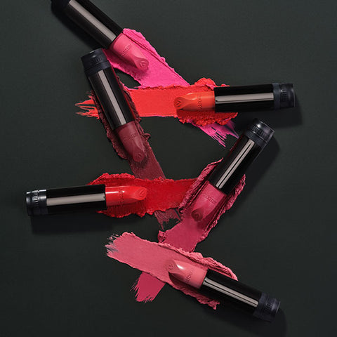 Verschiedene Couture Lipstick auf dunklen Hintergrund mit Textur Swatch
