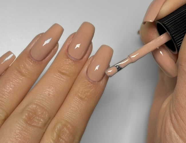 2 dünne Schichten des Art Couture Nail Lacquer Nr° 789 werden auf die Nägel aufgetragen.