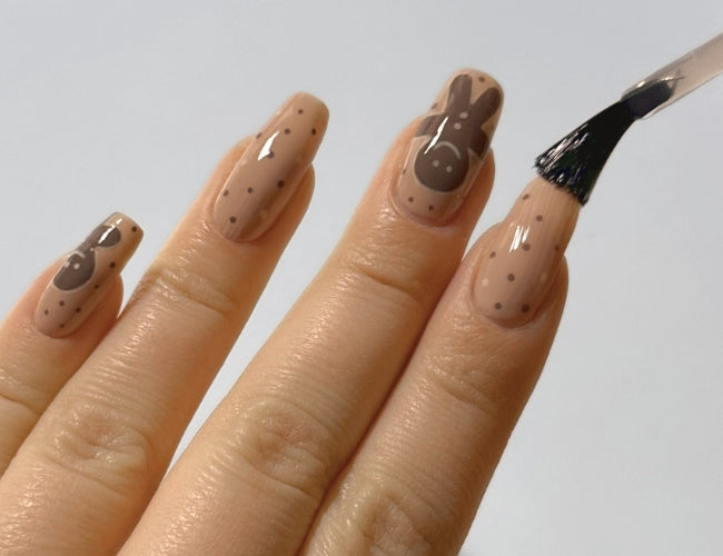 Eine Schicht Gel Look Top Coat wird als letztes auf die Nägel aufgetragen.  