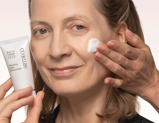 Reife Haut wird mit einem Fixing Spray und dem Oxyvital Spray für mehr Feuchtigkeit vorbereitet