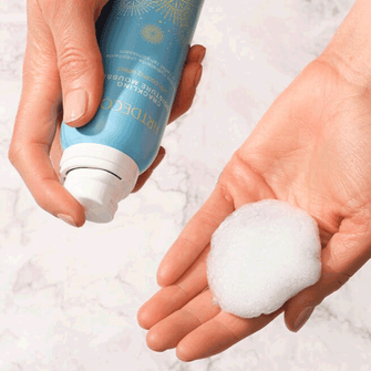 Die Schaumähnliche Textur des Crackling Moisture Mousse wird auf die Hand aufgetragen