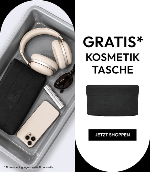 ARTDECO Aktion: Gratis schwarze Kosmetiktasche ab 59€. Banner mit schwarzer Tasche und Beauty-Essentials wie Kopfhörern, Sonnenbrille und Make-up-Produkten.