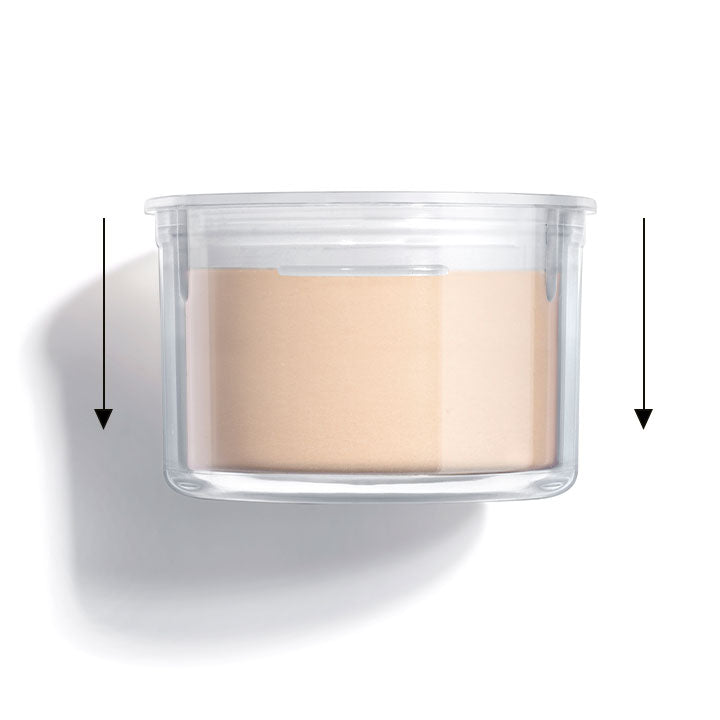 Deckel des Refill-Einsatz des Translucent Loose Powder wird entfernt und das Refill reingedrückt
