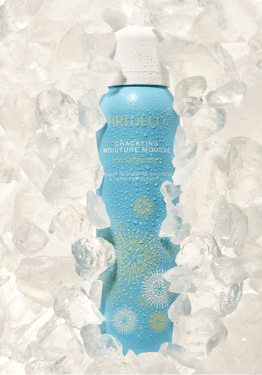 Das Crackling Moisture Mousse ist umgeben von unzähligen Eiswürfeln um den kühlenden Effekt des Produkte zu visualisieren