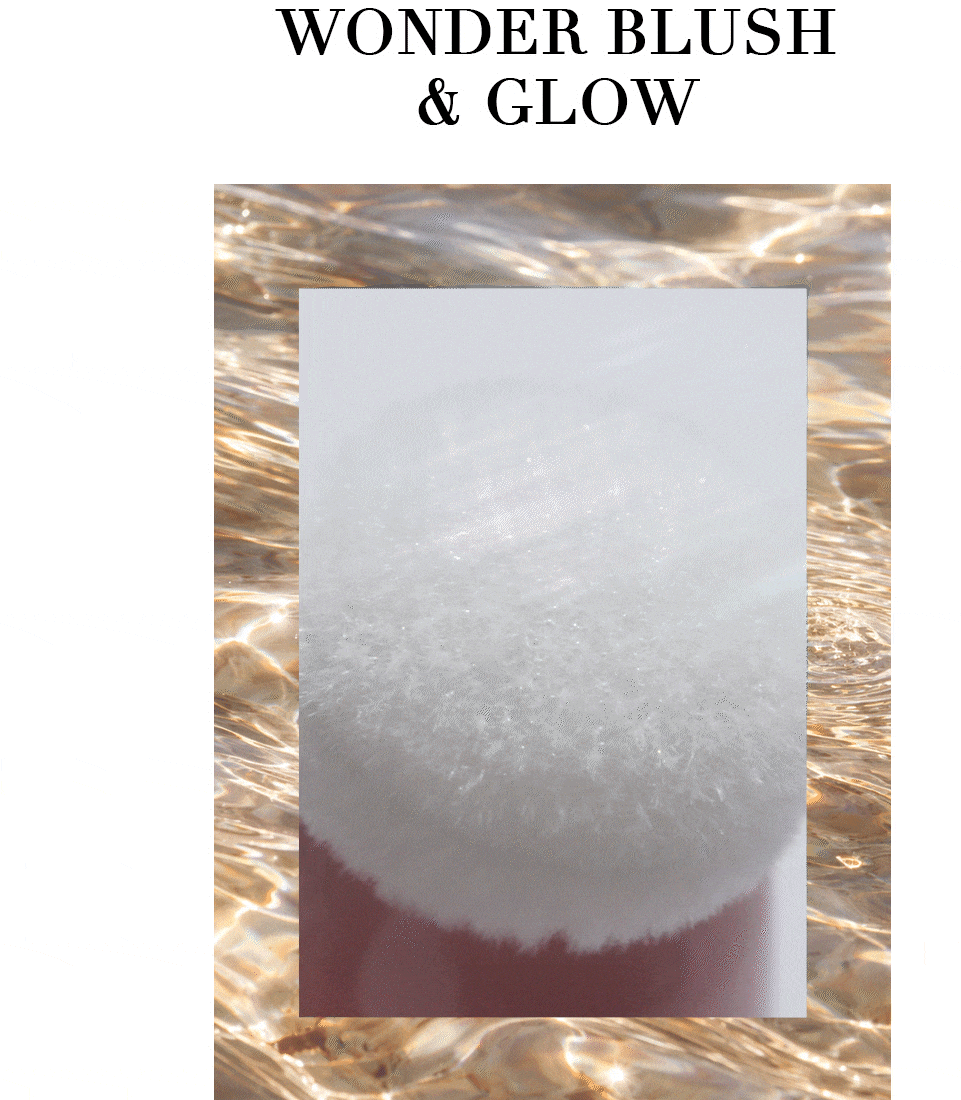 GIF des limitierten Wonder Blush & Glow Rouge, welches zeigt wie die permuttartige Textur aus dem Schwämmchenapplikator kommt. In Großbuchstaben steht oben im Bild »Wonder Blush & Glow«