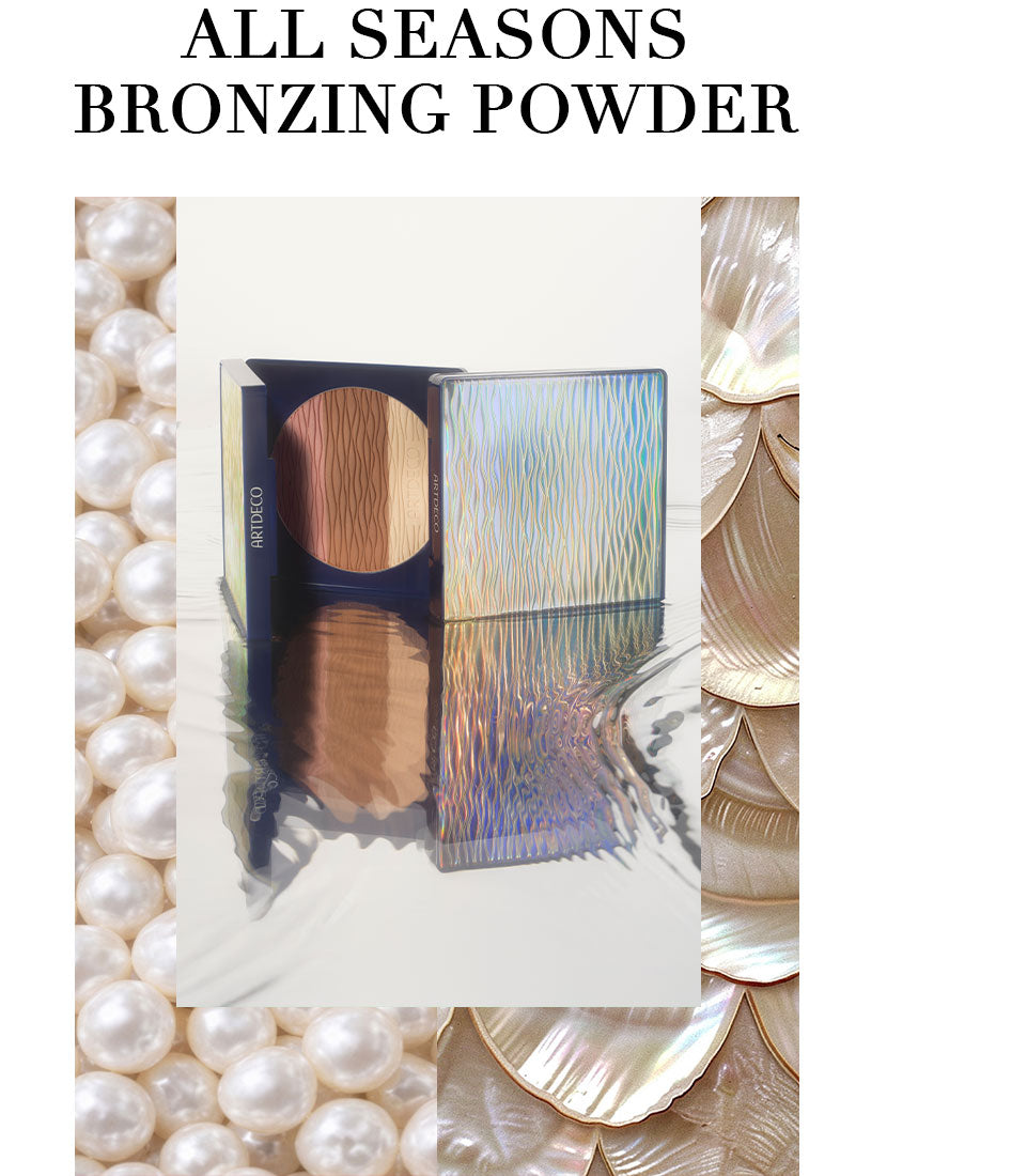 Produktbild eines halbgeöffneten All Seasons Bronzing Powder auf einer Oberfläche mit Wasserspiegellung. Oben steht in Großbuchstaben »All Seasons Bronzing Powder«