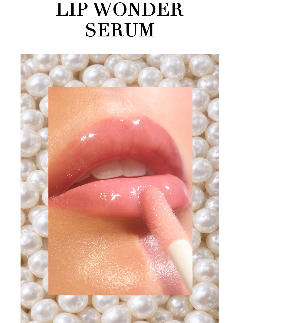 Close-up auf die verführerisch glanzenden Lippen, auf welche der neue Pfirsichton des Lip Wonder Serums mit dem XL-Applikator aufgetragen wird. Zusätzlich steht in Großbuchstaben oben im Bild »Lip Wonder Serum«