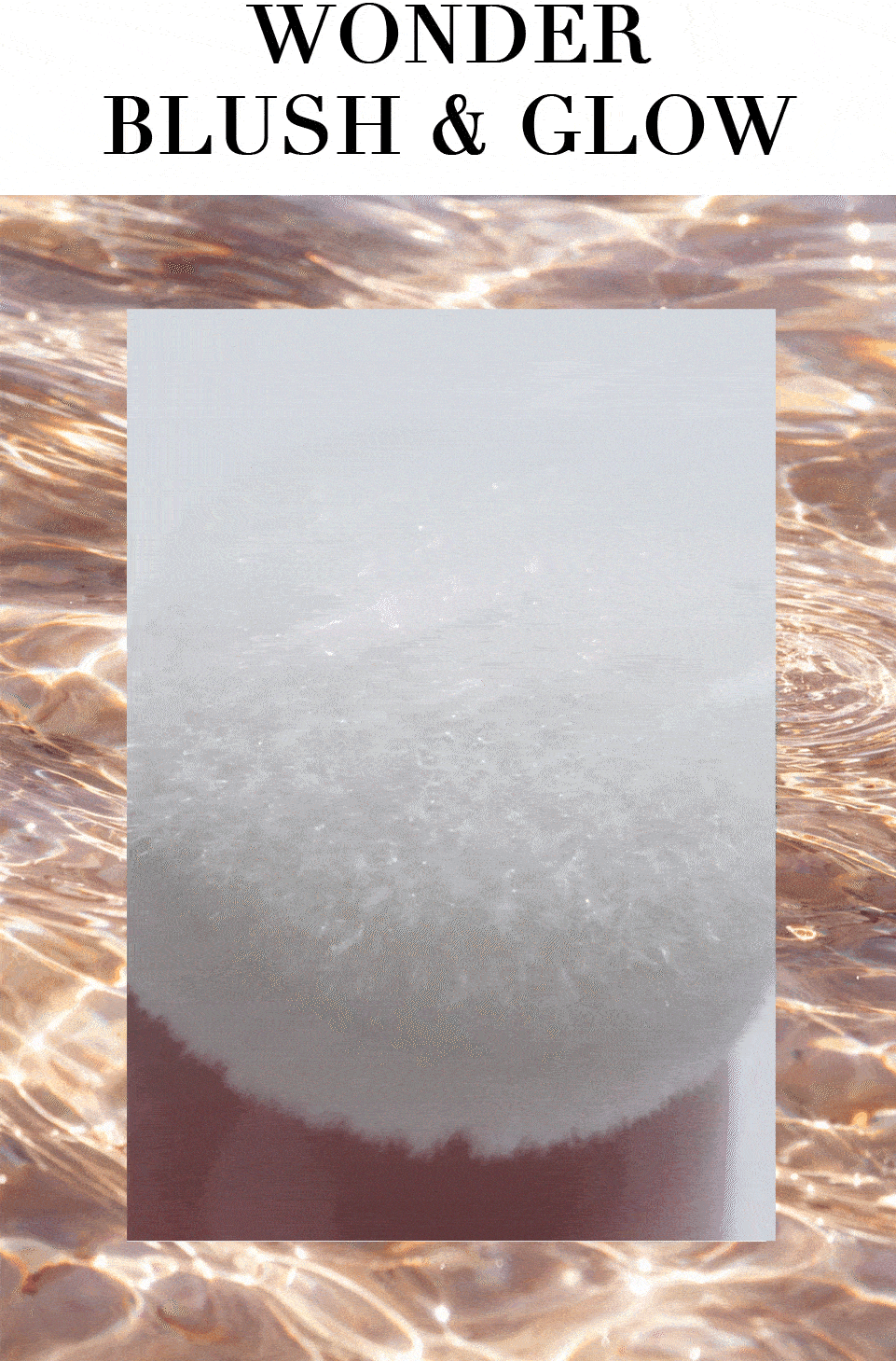 GIF des limitierten Wonder Blush & Glow Rouge, welches zeigt wie die permuttartige Textur aus dem Schwämmchenapplikator kommt. In Großbuchstaben steht oben im Bild »Wonder Blush & Glow«