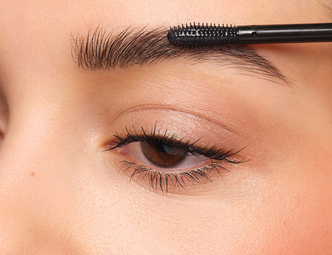 Mit der ARTDECO Brow Lift Lamination werden die Augenbrauenhärchen nach oben angedrückt.