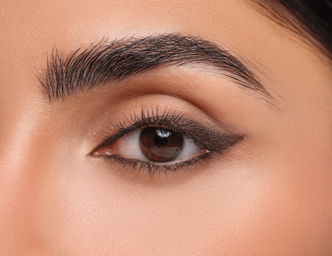 Linien zeigen wie der gezeichnete Eyeliner mit dem matten Lidschatten N° 524 matt dark grey mocha fixiert wird.