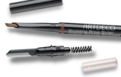 Sculpting Brow Styler mit allen Funktionen auf weißem Hintergrund. Augenbrauenstift, Kämmchen und Augenbrauenklinge.