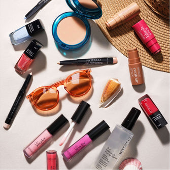 Sommerliches Moodbild von verschiedenen Make-up Produkten von ARTDECO die perfekt für den Sommer sind